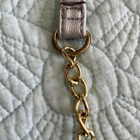 Juicy Couture silver crossbody. Explandable. 4 compartments EUC - Picture 7 of 8